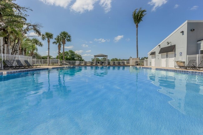 Building Photo - Fountain Lake Bradenton