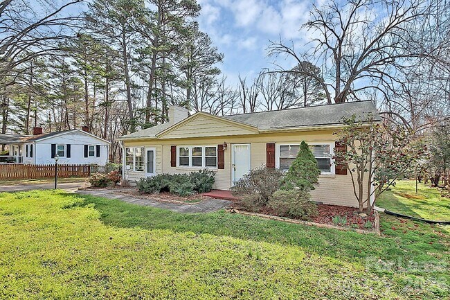 Photo - 121 Marshdale Ave SW