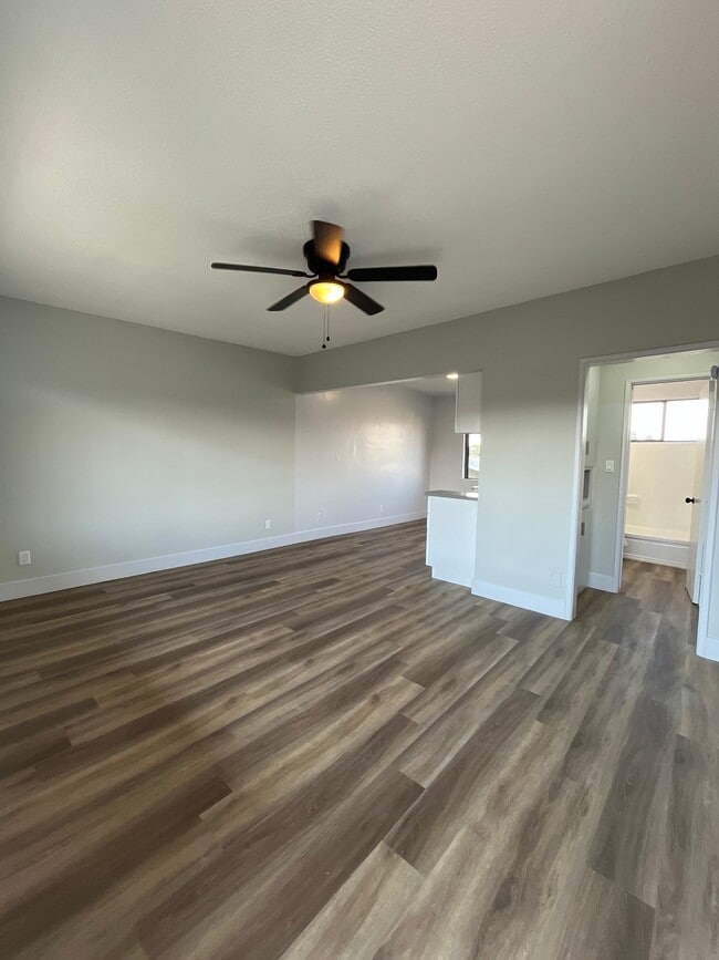 Photo - 8029 S Hoover St Unidad 17