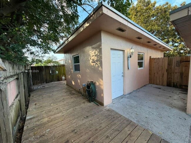 Photo - 450 NW 43rd Pl Unit back