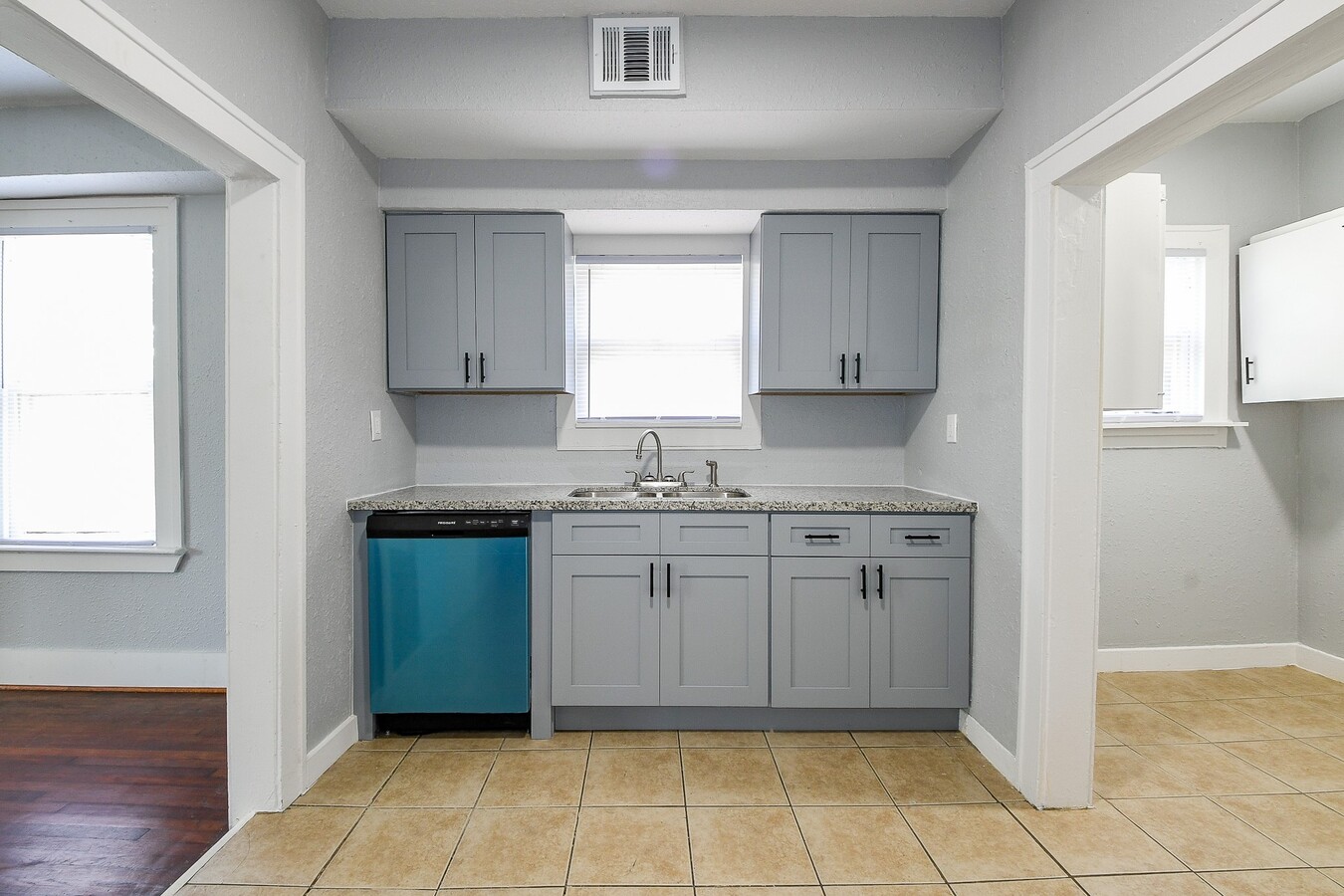 Photo - 3015 Isabella St