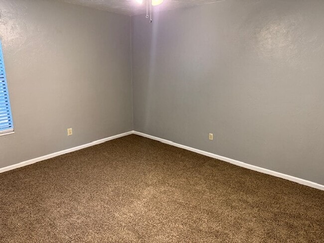 Building Photo - Duplex NW off Fred George Unit 3449