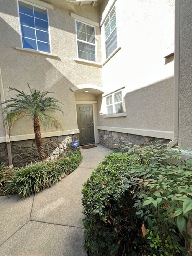 Building Photo - Beautiful 3 Bedroom Condo in Rancho!