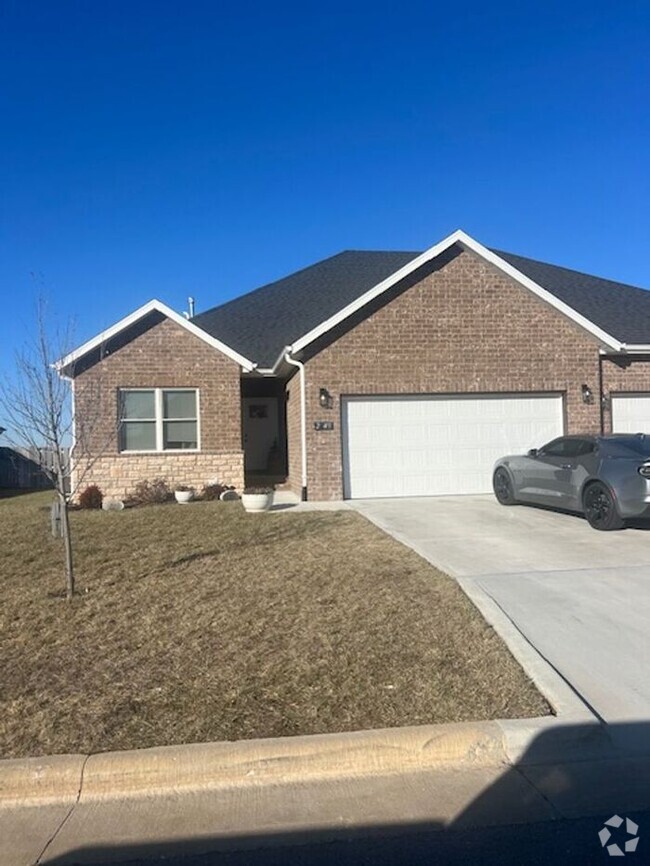 Building Photo - Beautiful 3 bedroom townhomes in Ozark! Lo...