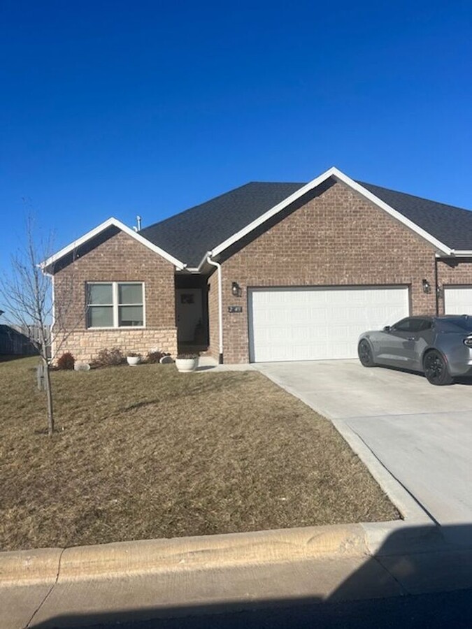 Beautiful 3 bedroom townhomes in Ozark! Lo... - Beautiful 3 bedroom townhomes in Ozark! Lo...