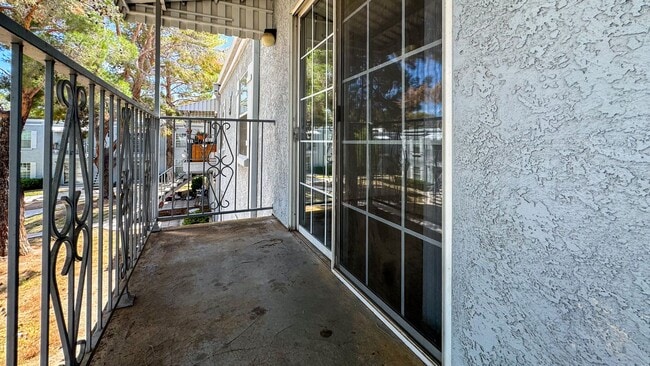Photo - Las Vegas 2-Bed, 2-Bath Condo in Secure Ga... Unit J6