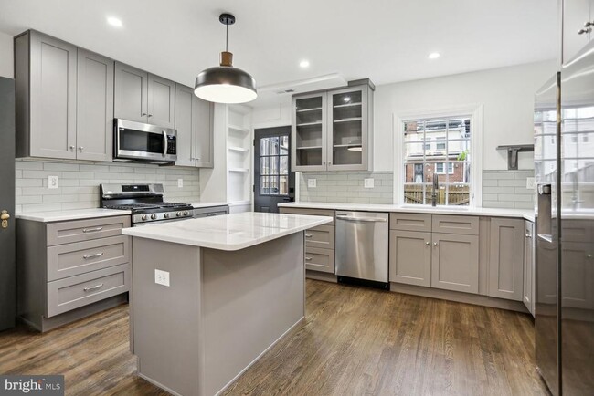 Photo - 323 34th St NE