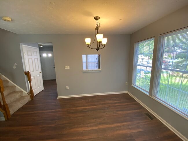 Comedor - 7812 Foxfarm Ln