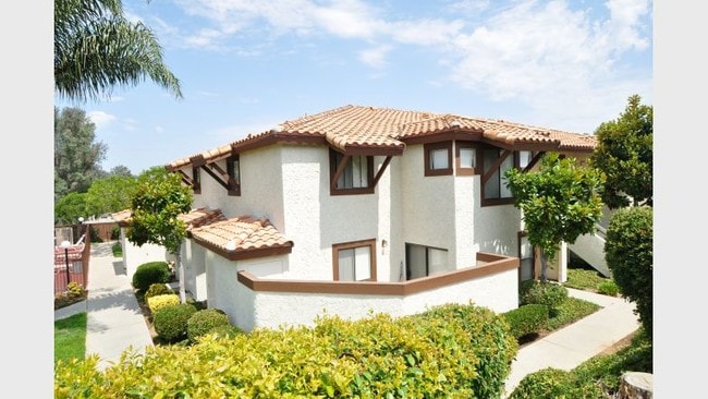 Diamond Pointe