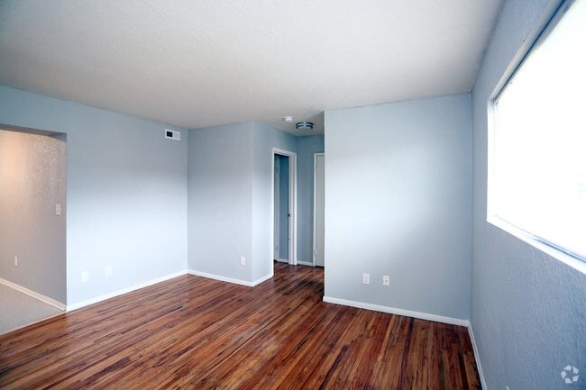 1BR,1BA,-530SF_Living Room