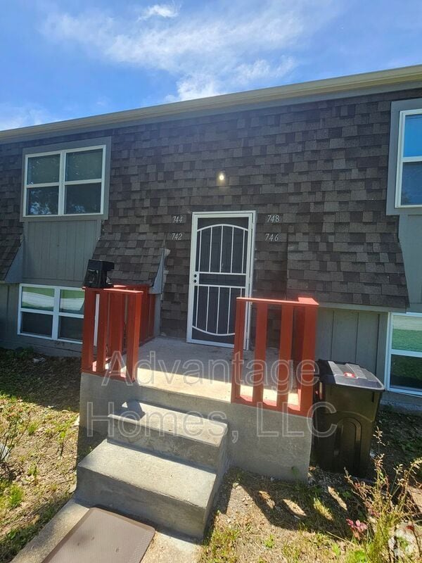 Building Photo - 746 N 70th St Rental