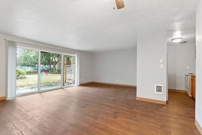 Building Photo - MOVE IN SPECIAL 1ST MONTH RENT FREE!! 2 be...