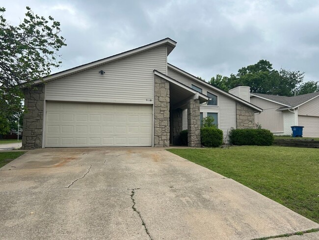 Building Photo - South Tulsa gem!