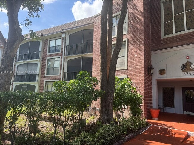 Building Photo - 3760 Inverrary Dr Unit 1D Rental