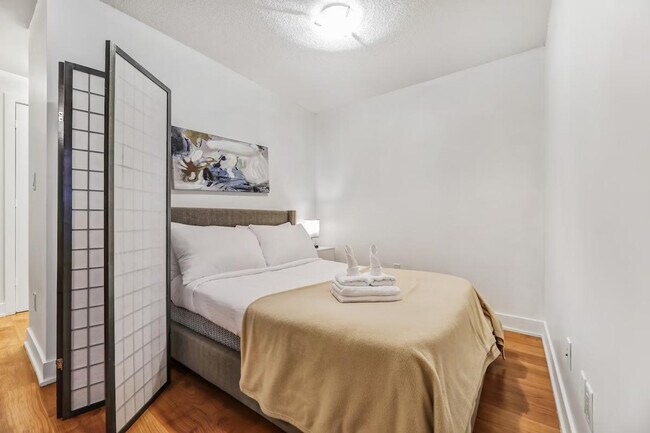 Photo - 265 Wellington St W Unit ID1050759P