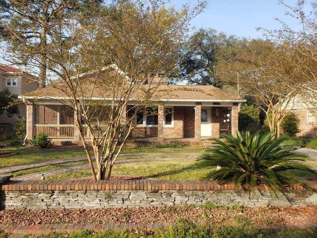 Building Photo - Walk to the beach!! Only a block and a hal... Rental