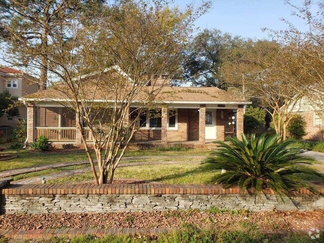 Building Photo - Walk to the beach!! Only a block and a hal... Rental