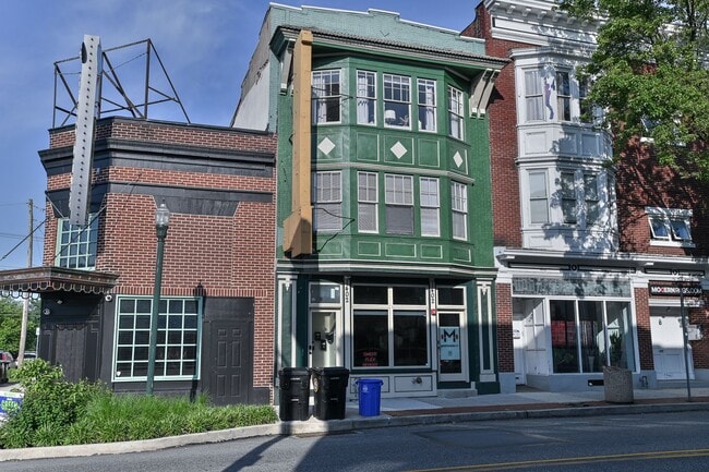 Building Photo - 1402 N 3rd St Unit Apt 2