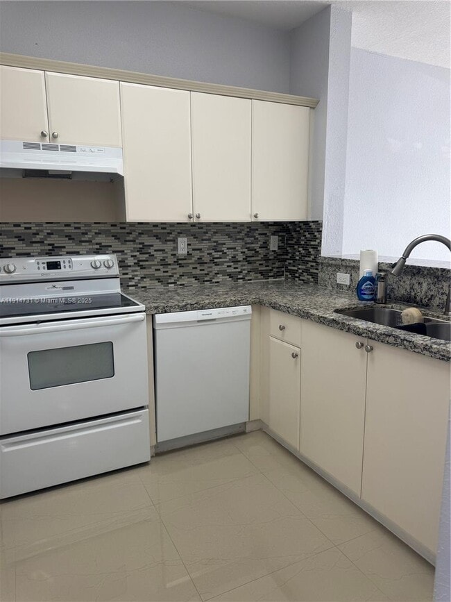 Photo - 7250 NW 177th St Unidad 107-16