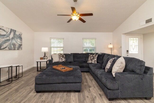 Photo - 864 Warwick Dr