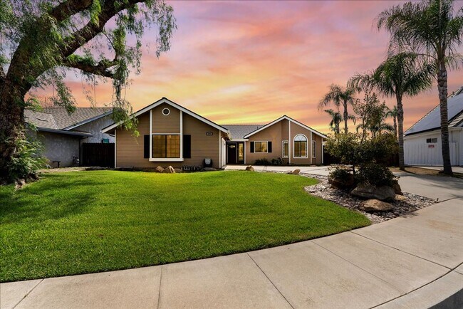 Building Photo - This home is loaded with upgrades and space in North Hanford.  Call today!