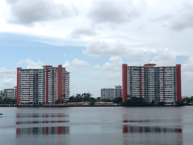 Building Photo - 1301 NE Miami Gardens Dr Unit 1111W