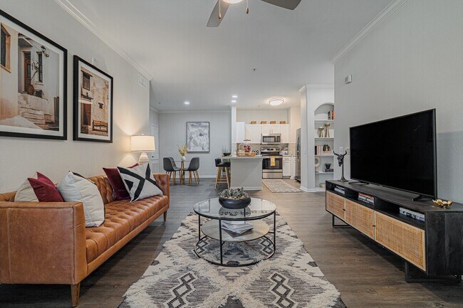 Building Photo - Bright, Open, & $500 Off Unit SNPA