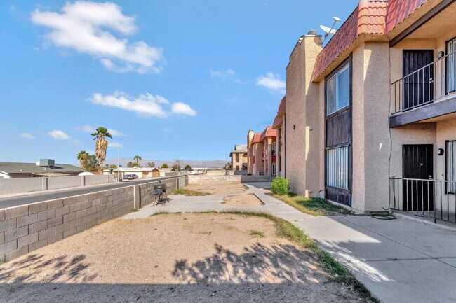 Photo - 2257 Exeter Dr Unidad D