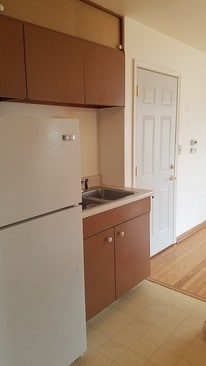 Cocina y entrada - 1022 Arkwright St N Unidad 6