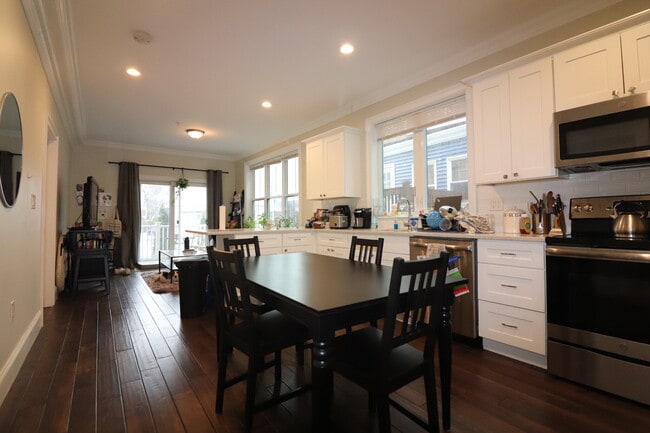 Photo - 140 Minden St