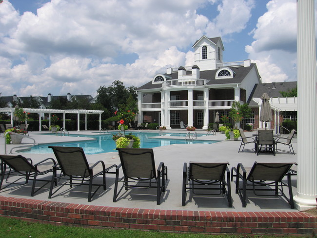 Área de piscina con galería con fantásticos sistemas hidráulicos múltiples - Kenley Apartments