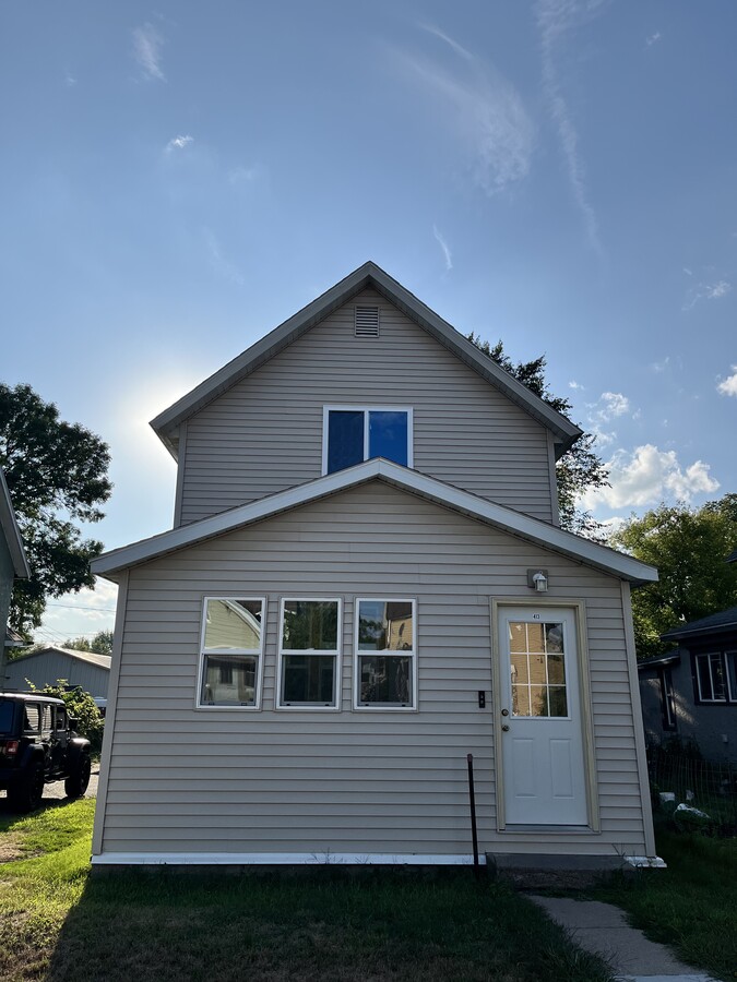Photo - 413 4th St NE
