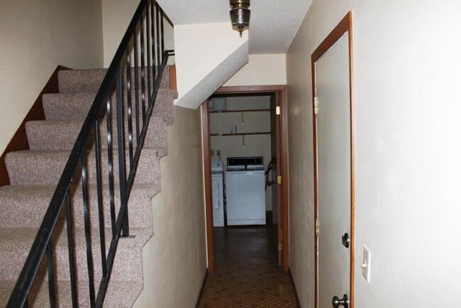 Building Photo - 1624 Greeley St S Unit 1624