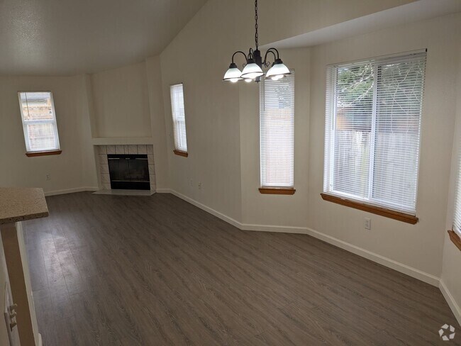 Building Photo - Amazing 3 bedroom home