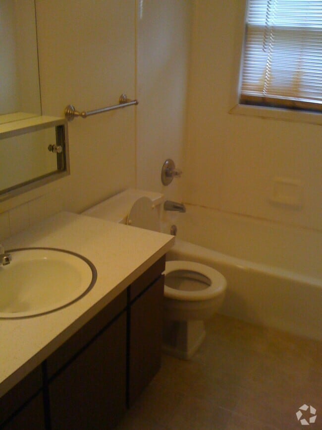 Building Photo - 3403 15th Ave Unit 4 Rental