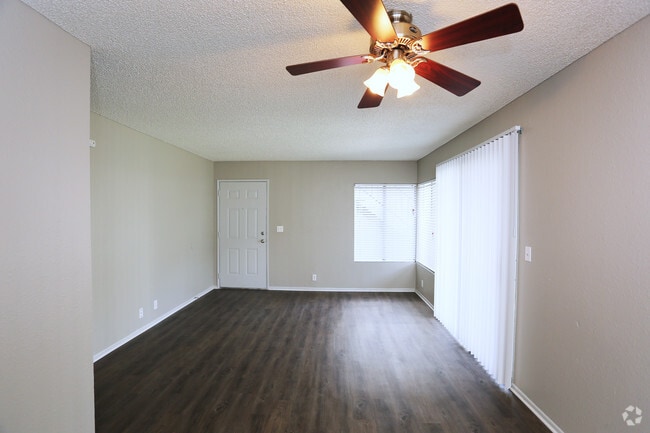 2HAB, 2BA - 824 ft²