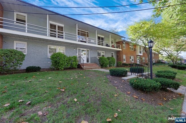 Photo - 25- 18 High St Unit B