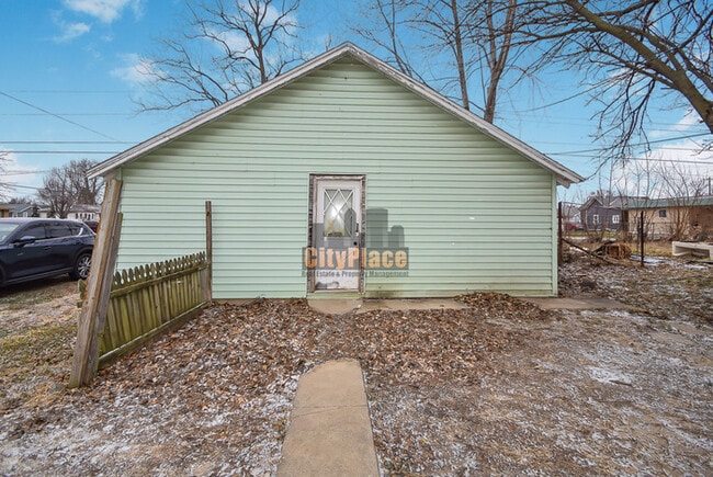 Photo - 2627 Chase St