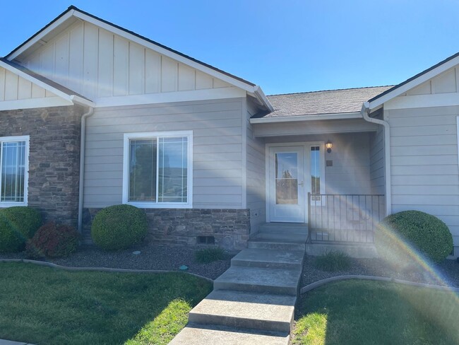 Building Photo - Very Nice 2 Bedroom 2 Bath Home/Fenced back yard and Patio**55 Plus Community**