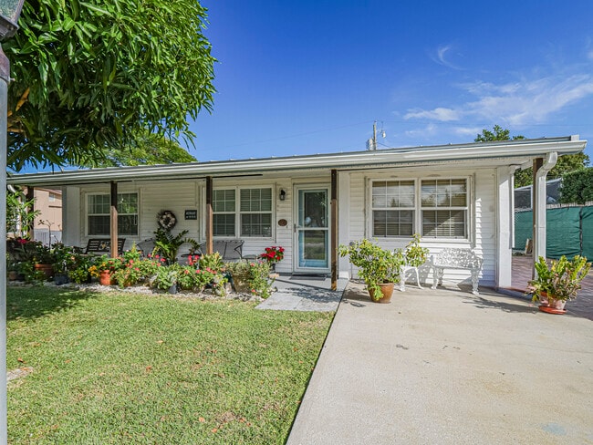 Building Photo - 1440 4th Ct