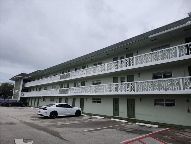 Building Photo - 4200 NW 3rd Ct Unit 309