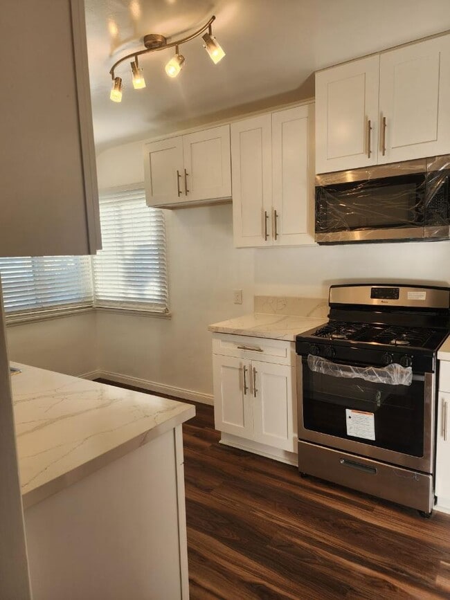 Building Photo - 2708 W 85th St Unit 2708 W. 85th St Rental