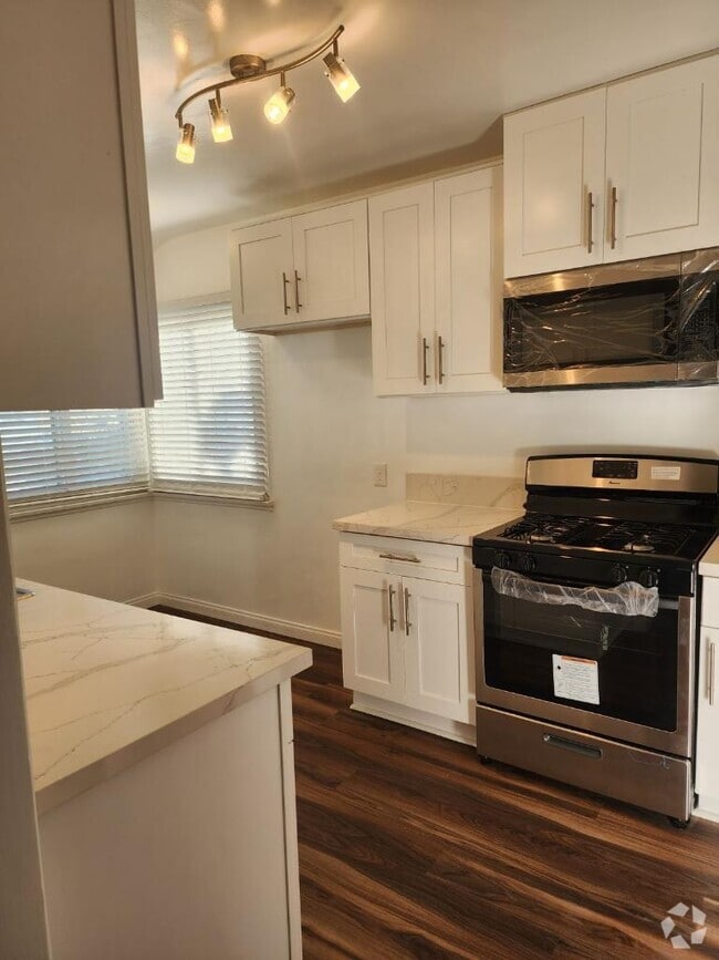 Building Photo - 2708 W 85th St Unit 2708 W. 85th St Rental