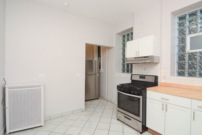 Photo - 2216 W Belmont Ave Unit J08P