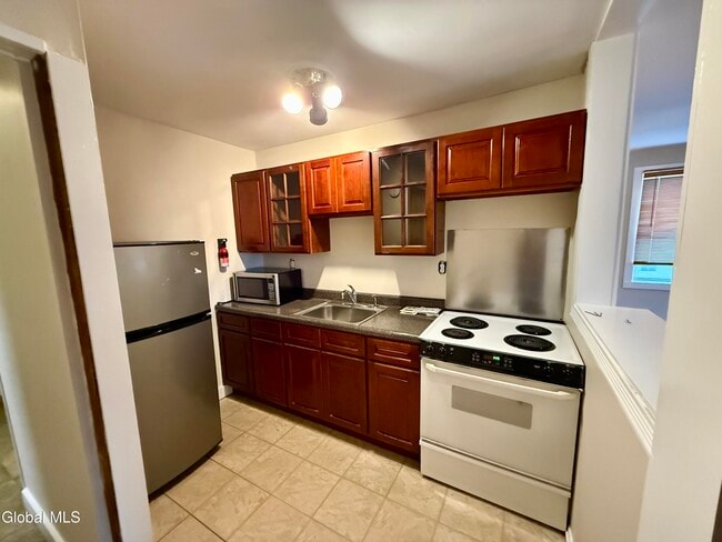 Building Photo - 751 Hudson Ave Unit 7