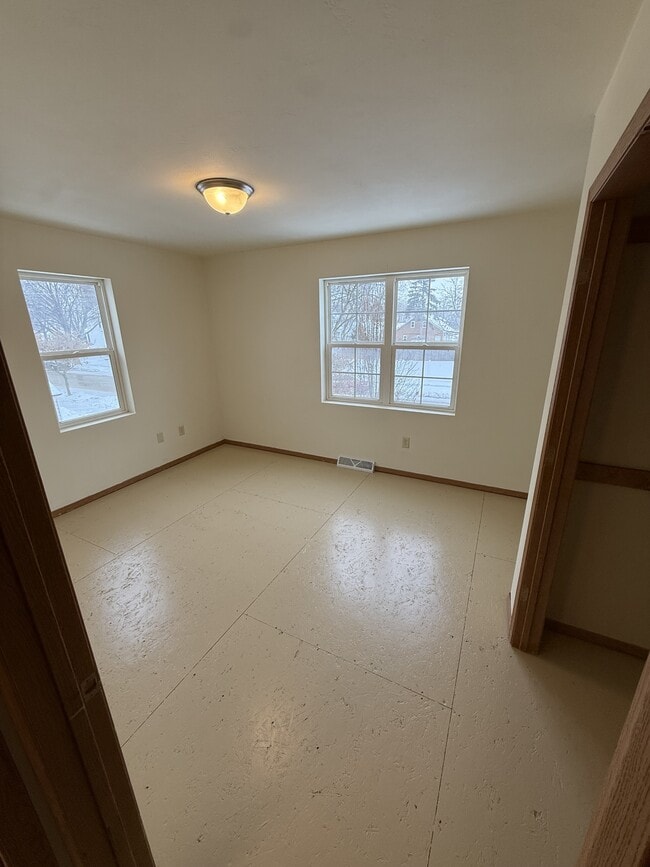 Photo - 722 Crooks St