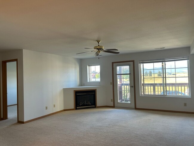 Building Photo - Great location, nice condo FRESH PAINT NOW... Unit 43