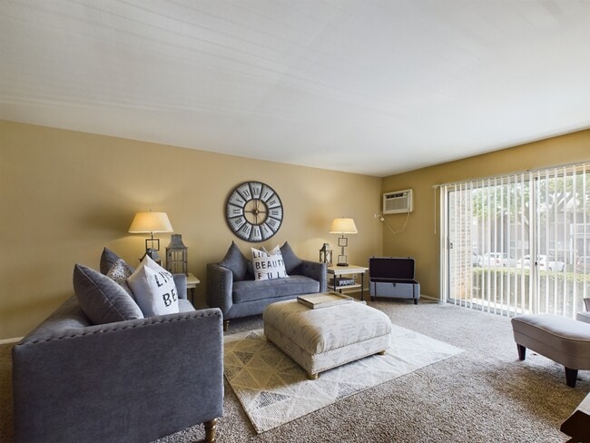 Building Photo - Renaissance at Carol Stream