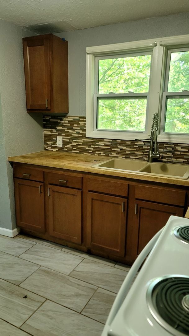 Building Photo - 3 Bedroom 1 Bathroom house