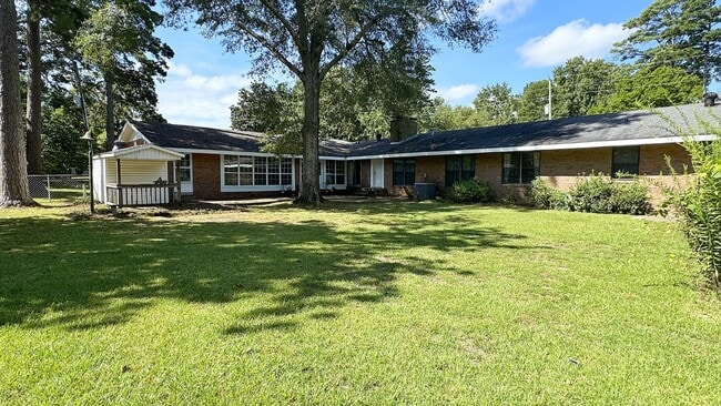 102 N Pinecrest Dr